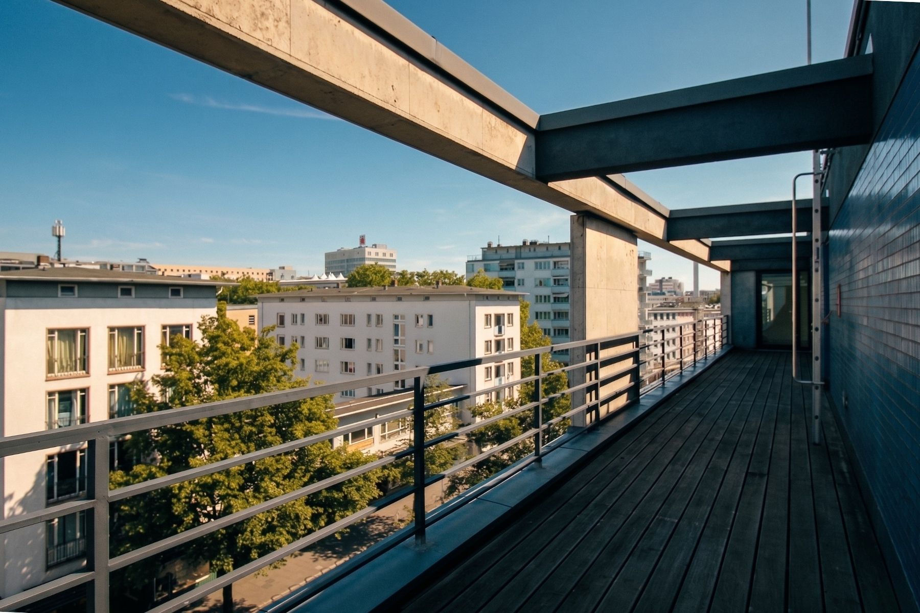 Großer Balkon mit Panoramablick über Frankfurt