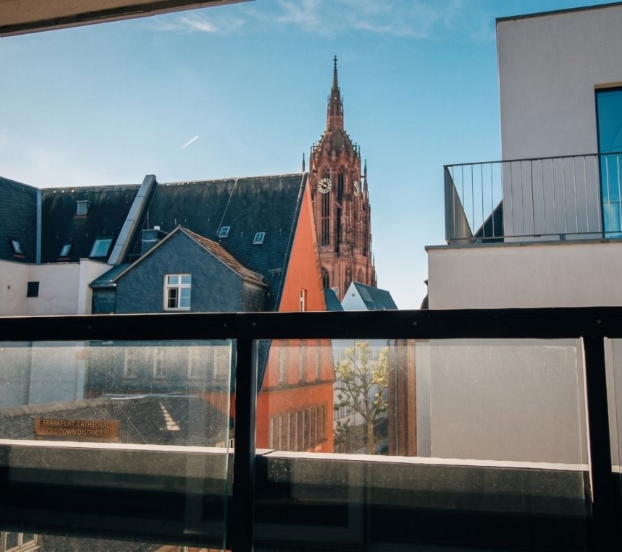 Blick vom kleinen Balkon auf den Frankfurter Dom